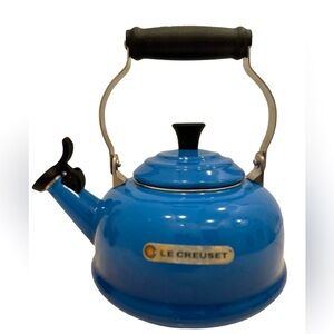 Le creuset Classic whisteling kettle